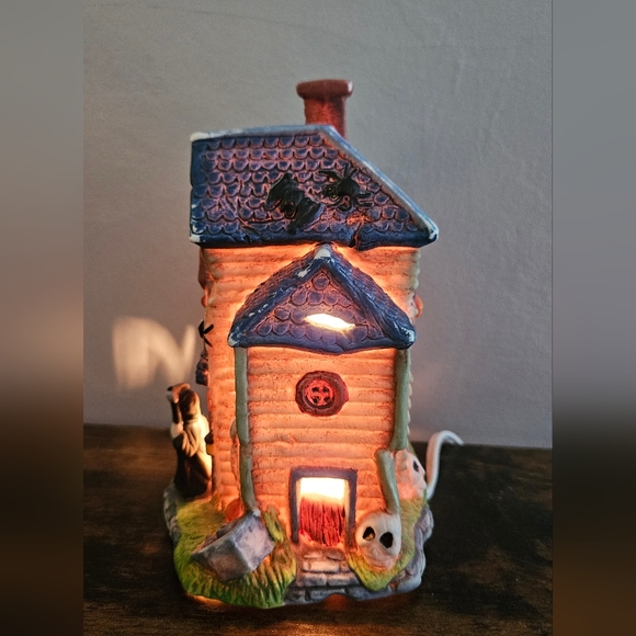 Light-Up Haunted House Halloween Decor - Picture 7 of 12